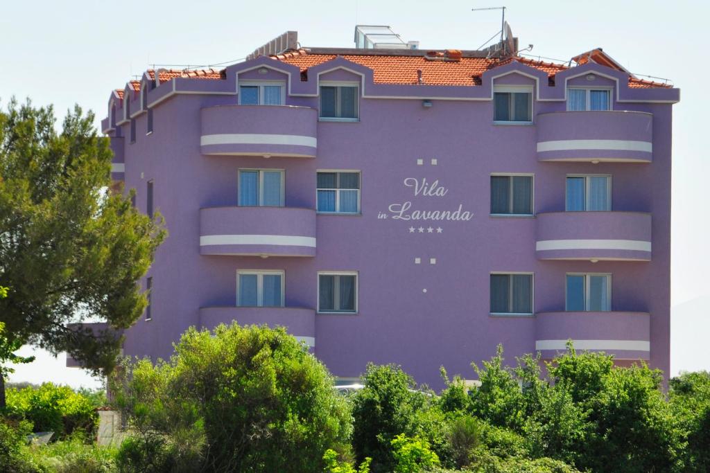 een paars gebouw met een bord erop bij Vila in Lavanda in Fažana