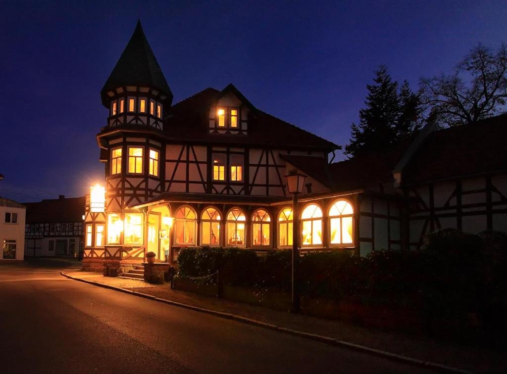 una casa iluminada por la noche con luces en Gaststätte und Pension Felsenthal, en Tabarz