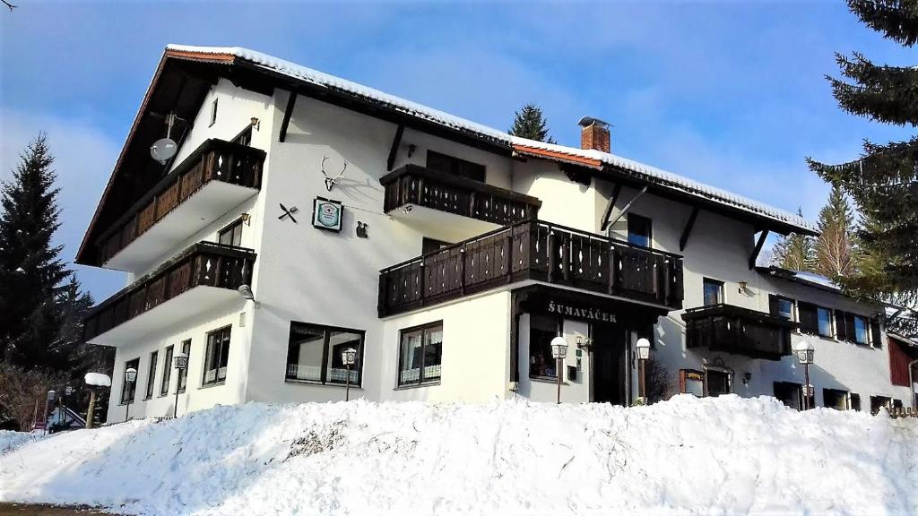 een gebouw met sneeuw ervoor bij Penzion Sumavacek in Bayerisch Eisenstein