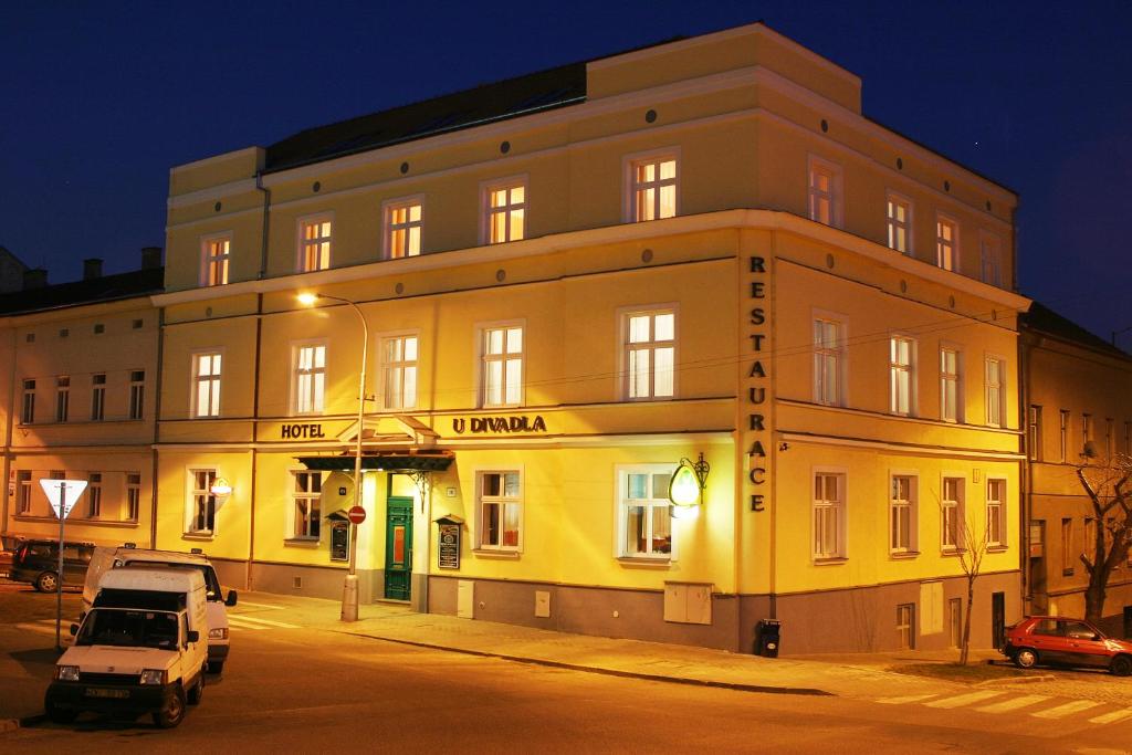 un bâtiment avec une voiture garée devant lui dans l'établissement Hotel U Divadla, à Znojmo