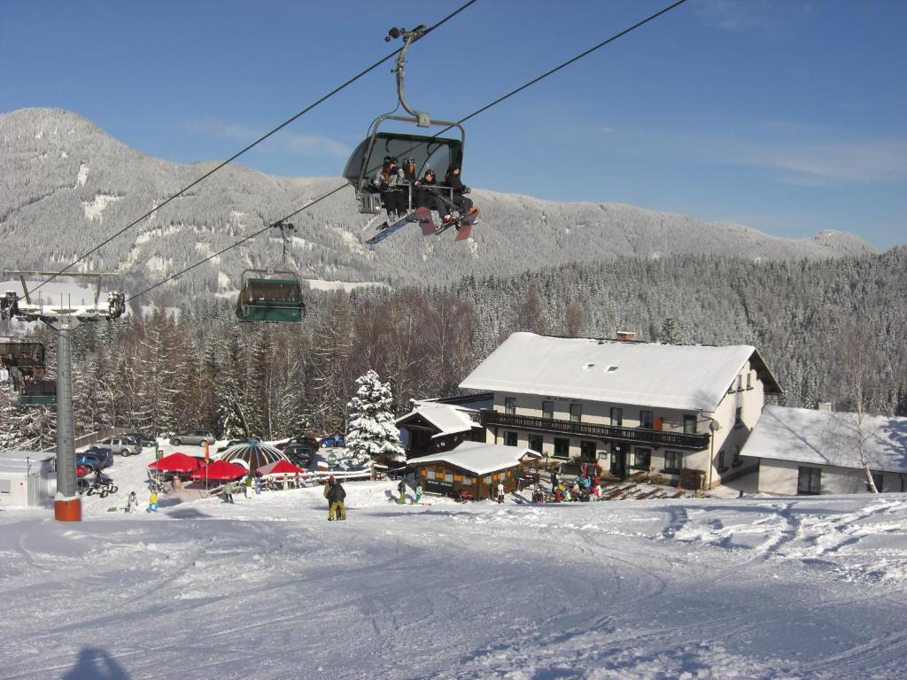 Alpengasthof Eichtbauer during the winter