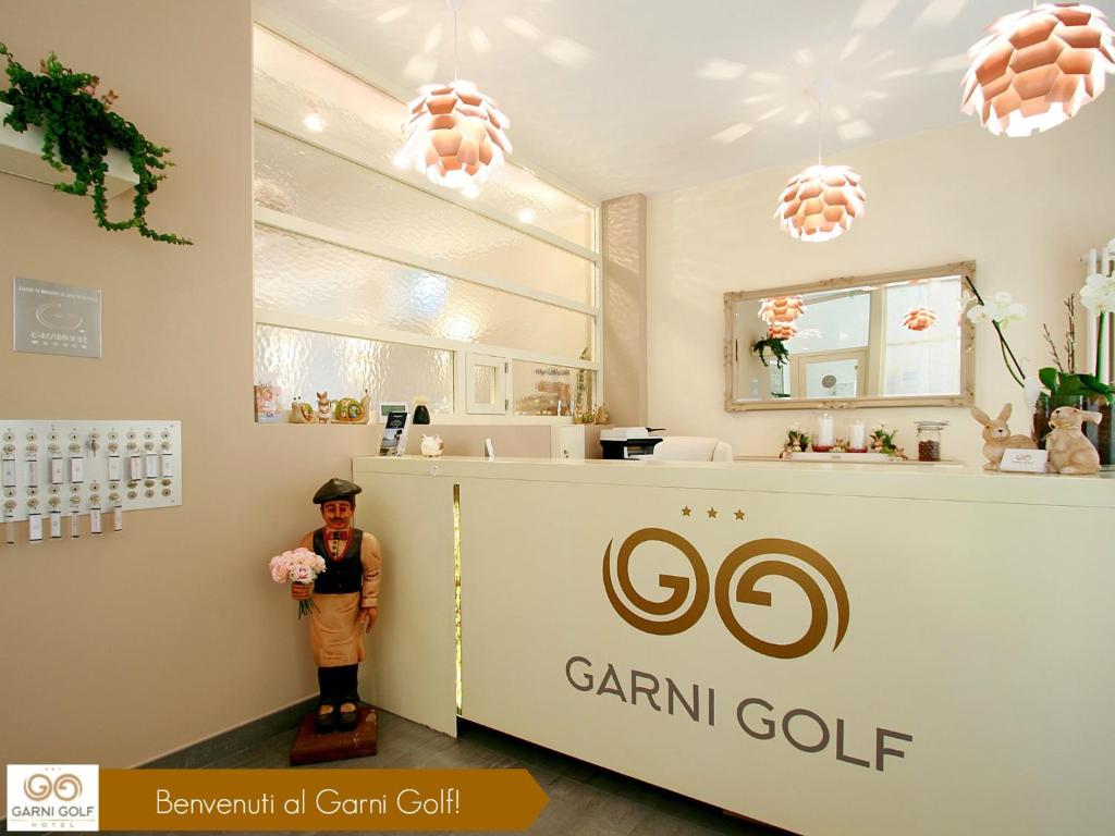 una tienda con una estatua de un hombre sosteniendo flores en Hotel Garni Golf, en Ascona