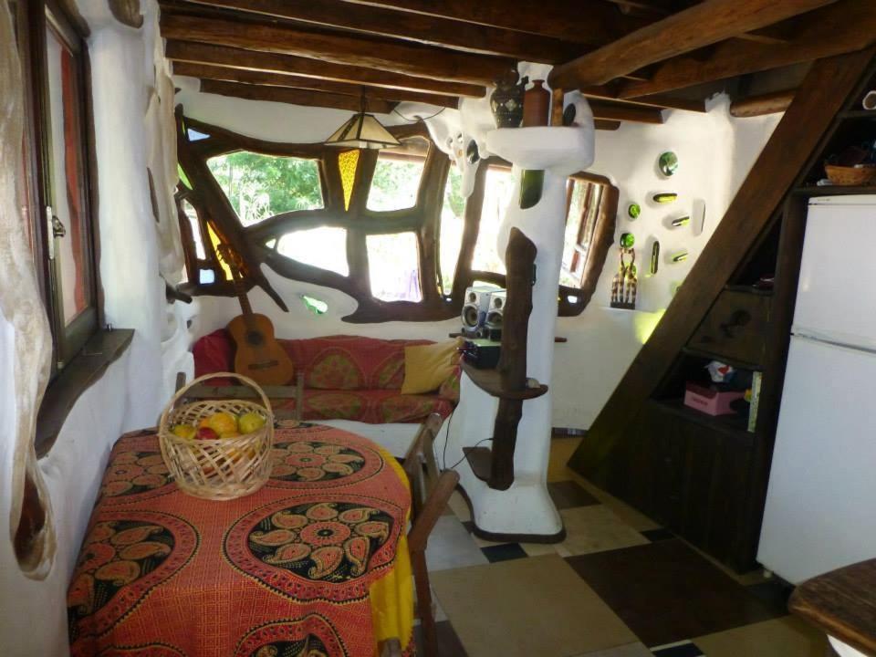 Habitación pequeña con mesa y cocina en Casita de Duendes, en Salinas