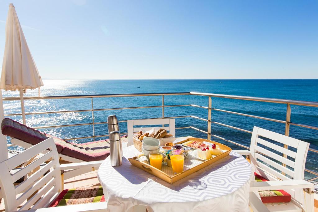 een tafel met een dienblad met eten op een cruiseschip bij Casa d'Arriba in Atouguia da Baleia