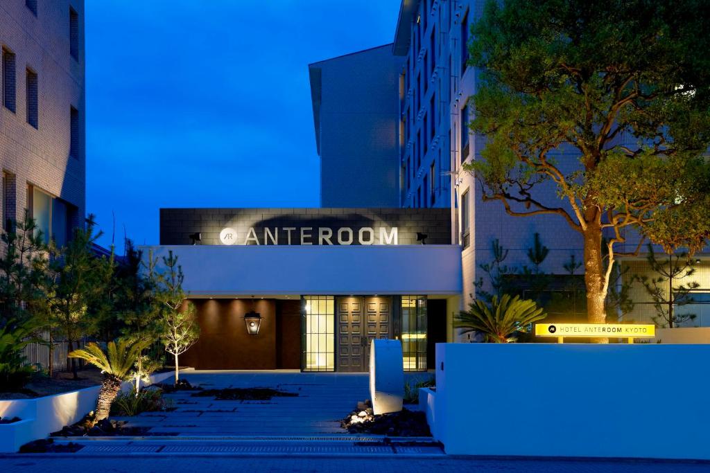 Hotel Anteroom Kyoto في كيوتو: مبنى عليه لافته تنص على الدخول ليلا