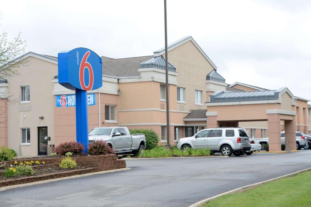 een tankstation met auto's geparkeerd op een parkeerplaats bij Motel 6-Anderson, IN - Indianapolis in Anderson