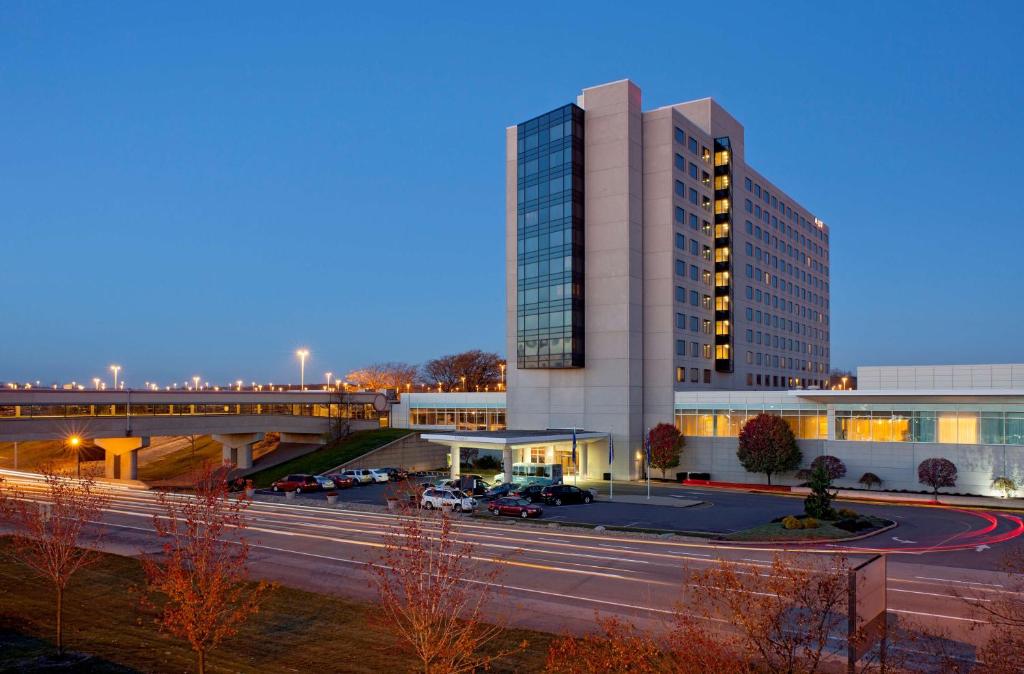 um grande edifício com uma estrada em frente em Hyatt Regency Pittsburgh International Airport em Clinton