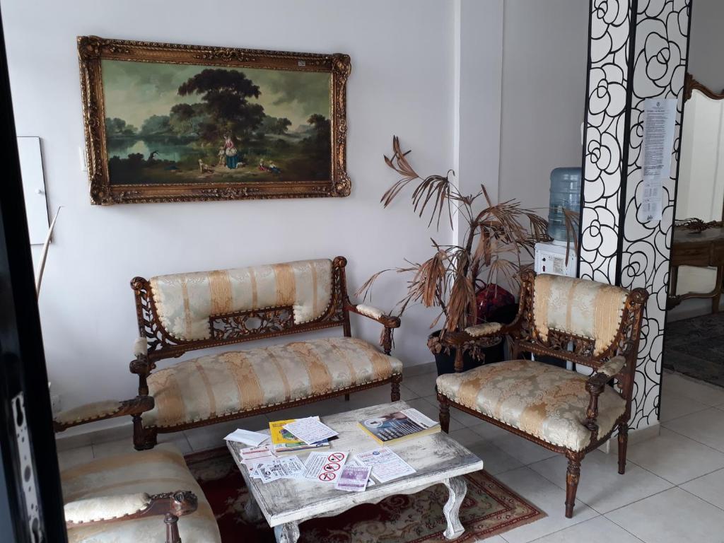 une chambre avec deux chaises et un tableau sur le mur dans l'établissement Lolo Hotel Boutique, à Mar del Plata