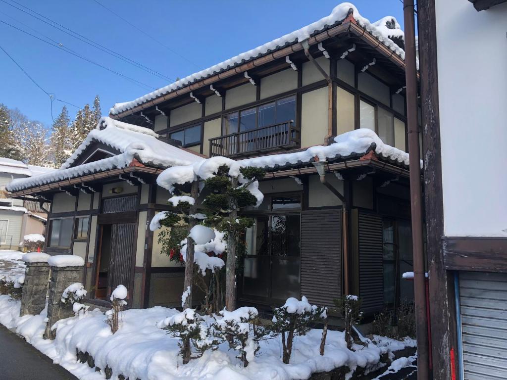 Guesthouse Takayama Hanzansha om vinteren