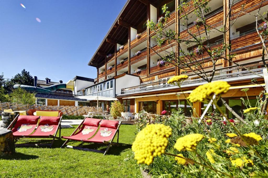 un groupe de chaises dans la cour d'un bâtiment dans l'établissement Sporthotel Kogler, à Mittersill