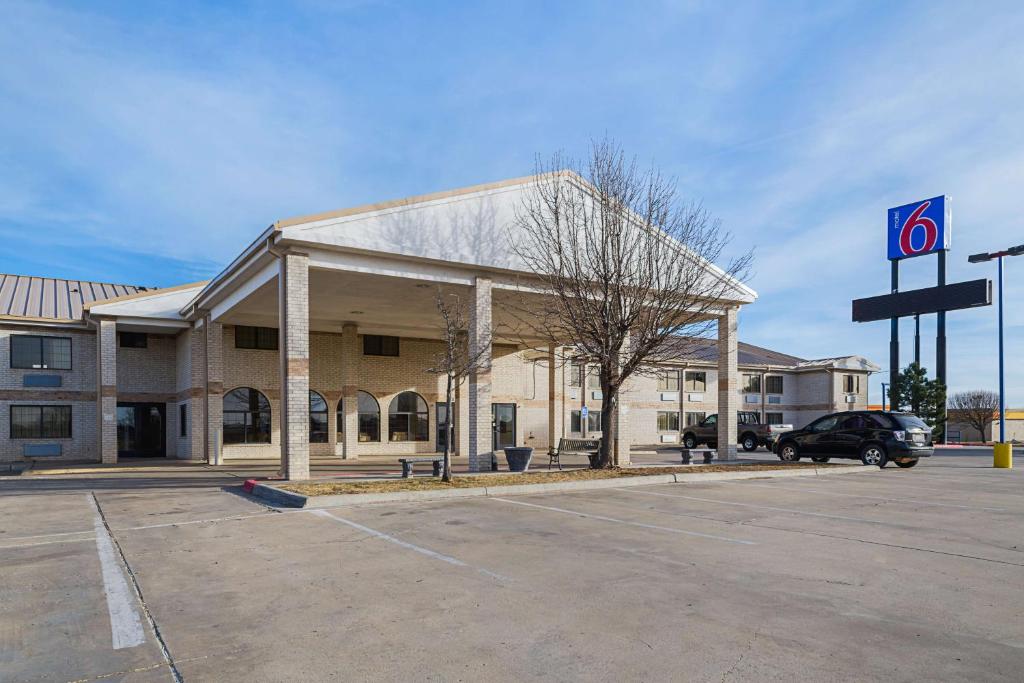 un edificio con un'auto parcheggiata in un parcheggio di Motel 6-Amarillo, TX a Soncy