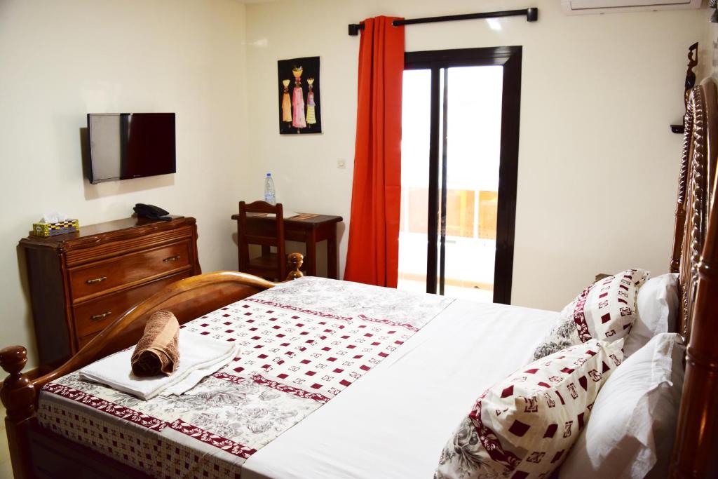 A bed or beds in a room at Kakatar Family Residence , Yoff