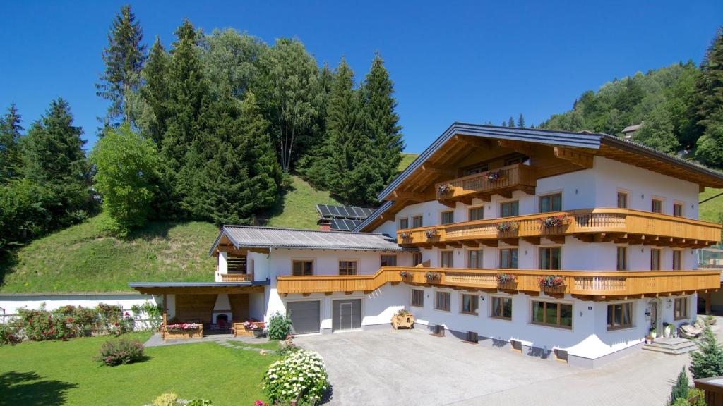 un grand bâtiment blanc avec une grande cour dans l'établissement Der Jagdhof, à Sankt Johann im Pongau