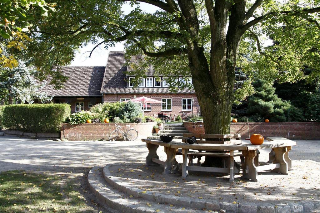 een picknicktafel onder een boom in een tuin bij Ferienhof Cohrs in Bispingen