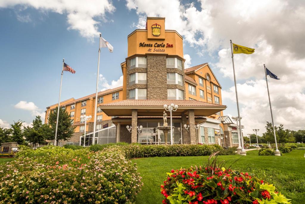 Vrt u objektu Monte Carlo Inn & Suites Downtown Markham