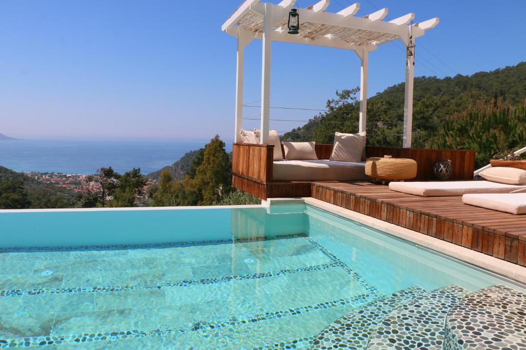 une villa avec une piscine et une pergola dans l'établissement Ölüdeniz Loft - Adults Only, à Ölüdeniz