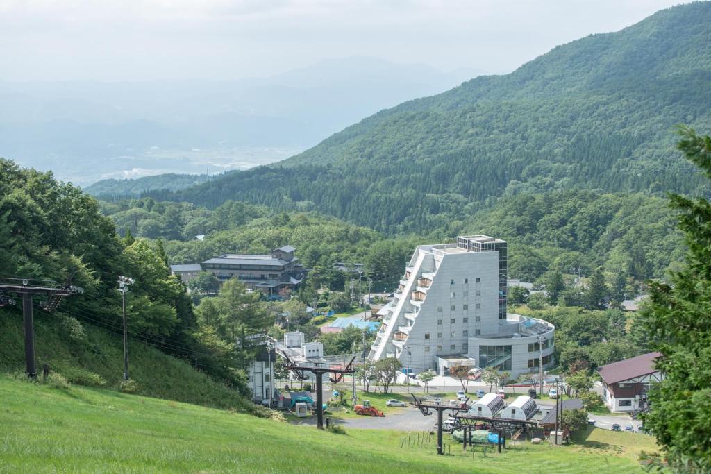 - Vistas a una ciudad con montaña en Takamiya Hotel Rurikura Resort, en Zao Onsen