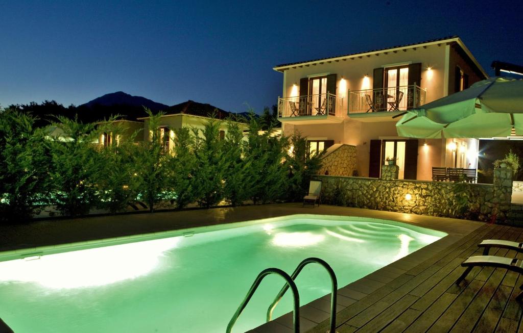 una piscina di fronte a una casa di notte di Il Viaggio Verde a Vassiliki