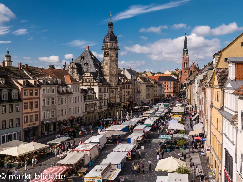 uma visão geral de um mercado na cidade em Marktblick - Ferienwohnungen LAUM Altenburg em Altenburg