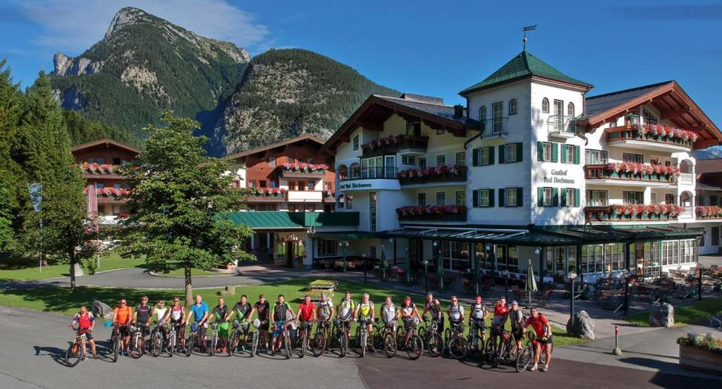 eine Gruppe von Personen auf Fahrrädern vor einem Gebäude in der Unterkunft Gasthof Bad Hochmoos in Lofer