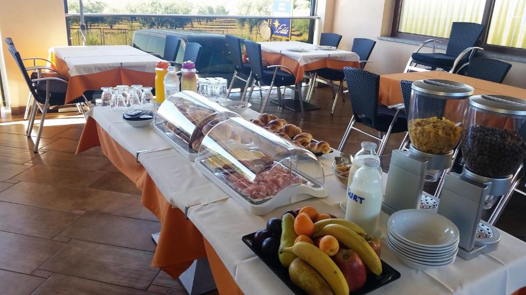 ein Buffettisch mit Speisen darauf in einem Restaurant in der Unterkunft Rooms Edda in Umag