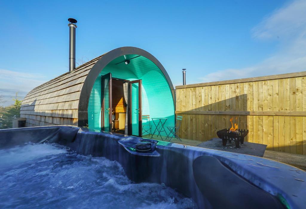 Πισίνα στο ή κοντά στο Deluxe Glamping Pod with Hot Tub