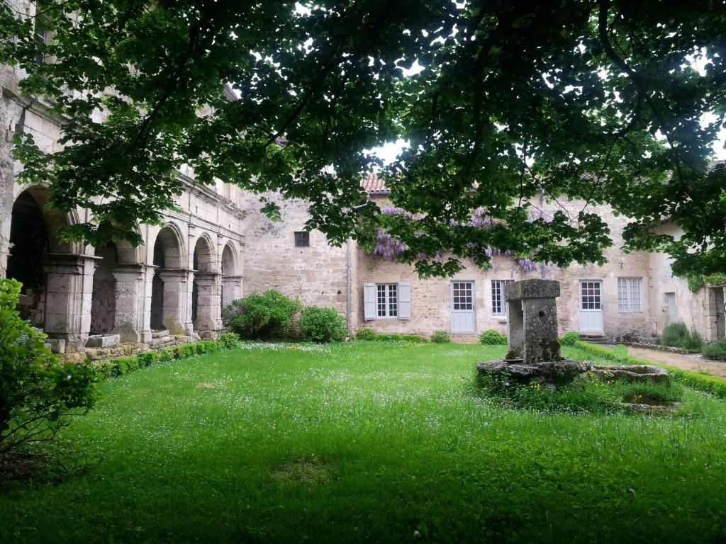 Um jardim em Le prieuré Saint Barthélémy