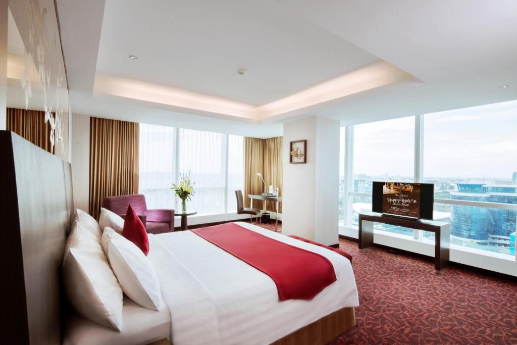 Tempat tidur dalam kamar di The Alana Surabaya