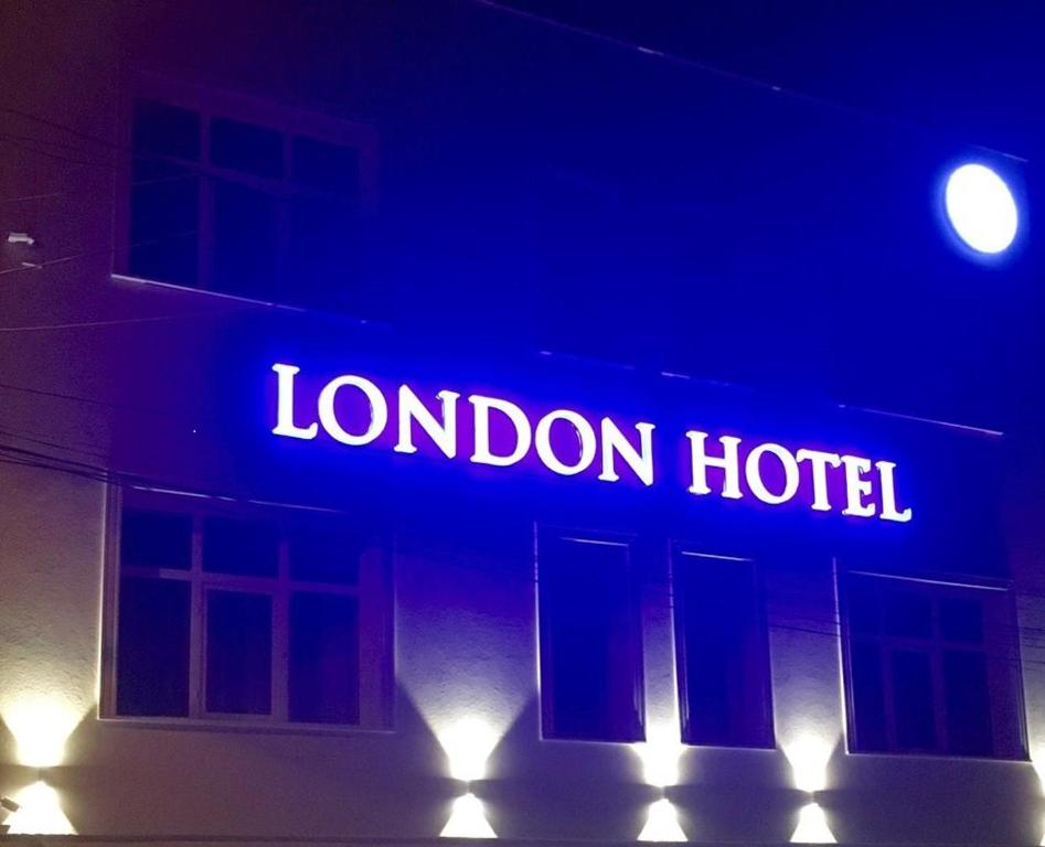 un panneau de néon pour un hôtel londonien dans un bâtiment dans l'établissement London Hotel, à Constanţa