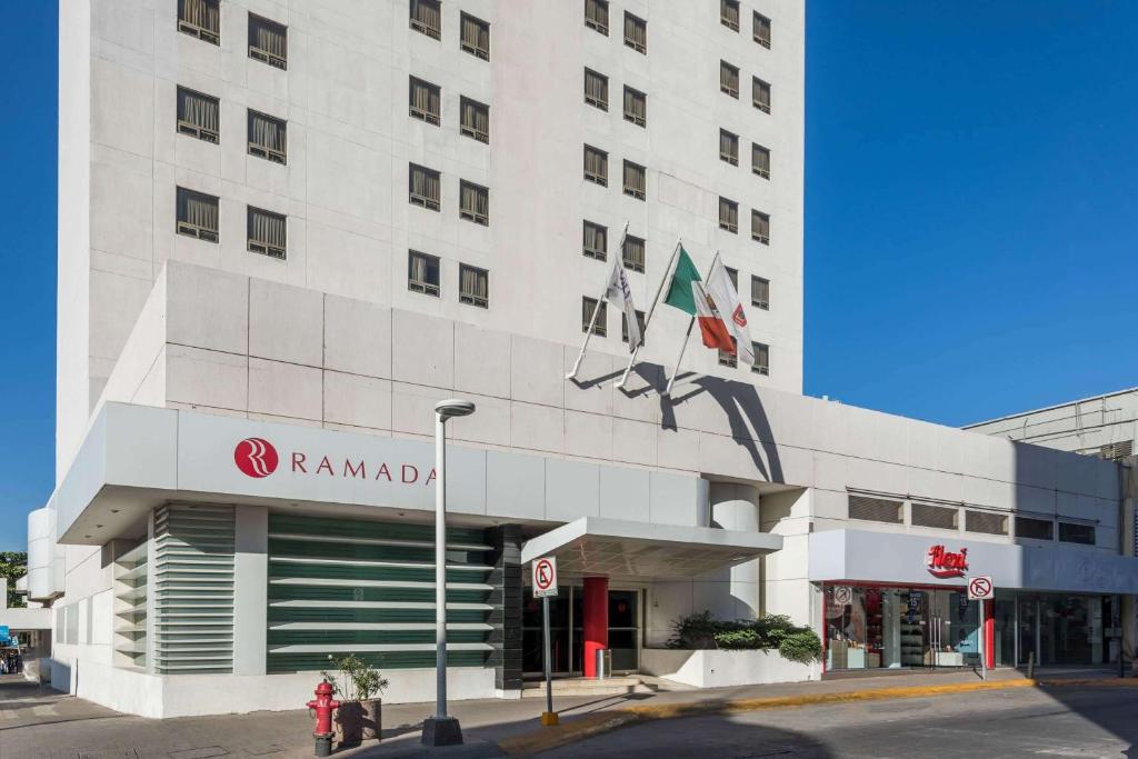 uma representação do hotel Rambadi numa rua da cidade em Ramada Hola Culiacan em Culiacán