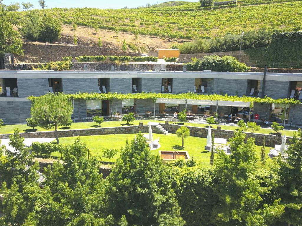 een extern uitzicht op een gebouw met een tuin bij Quinta do Vallado - Douro Wine Hotel in Peso da Régua