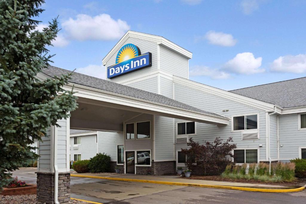 - une vue sur le bâtiment de l'auberge davis dans l'établissement Days Inn by Wyndham Cheyenne, à Cheyenne