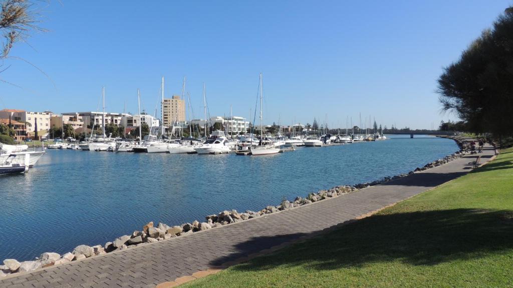 Glenelg - Marina Retreat في غلينلغ: مارينا مع الكثير من القوارب في الماء