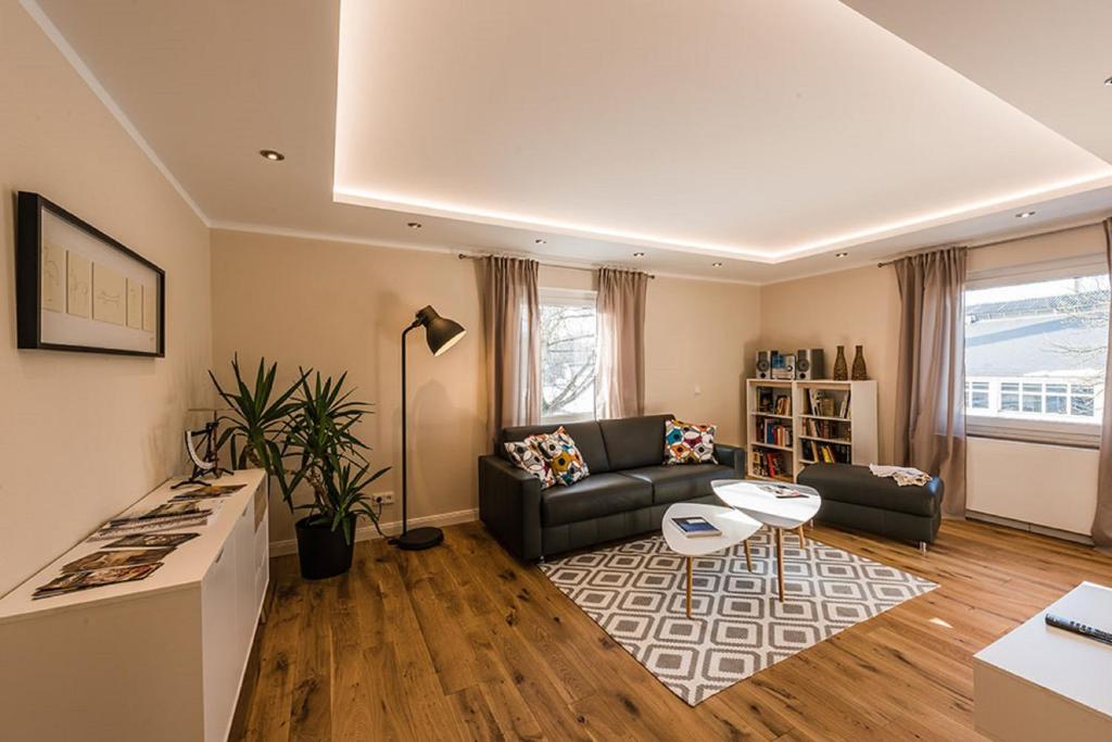 sala de estar con sofá y mesa en Ferienwohnung Holl, en Bayreuth