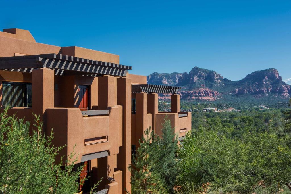 een bruin gebouw met bergen op de achtergrond bij Hyatt Vacation Club at Pinon Pointe, Sedona in Sedona