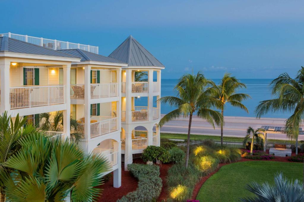 Cette grande maison offre une vue sur l'océan. dans l'établissement Hyatt Vacation Club at Windward Pointe, à Key West