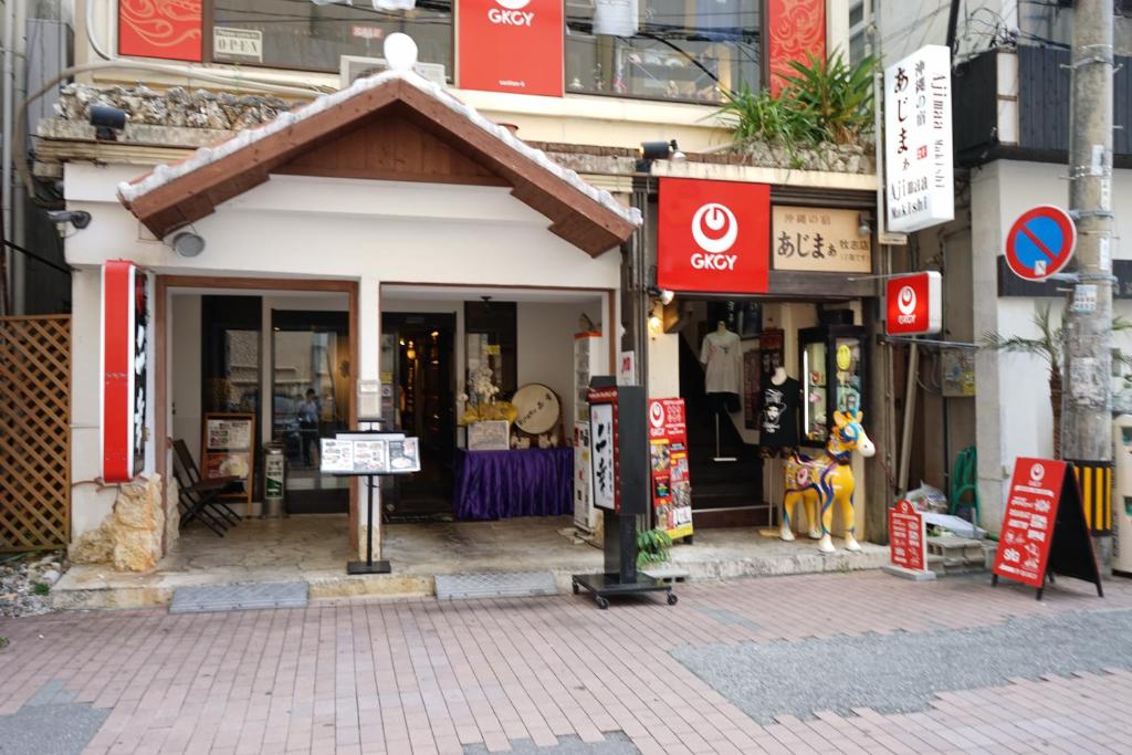 een kleine winkel aan de kant van een straat bij Okinawanoyado Ajimaa Makishi in Naha