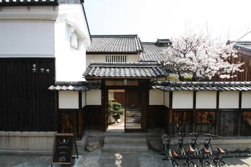 Un edificio con un mucchio di sedie davanti di HARUYA Naramachi a Nara