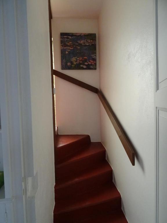 un escalier dans une maison ornée d'une peinture murale dans l'établissement Chez Sylvie, à Sainte-Foy-lès-Lyon