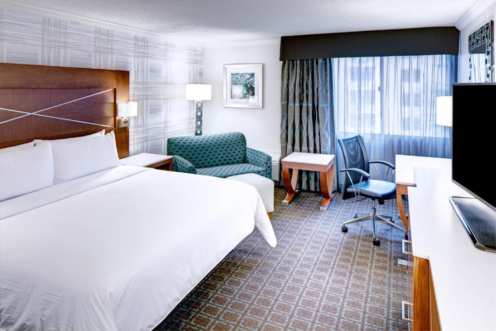 Tempat tidur dalam kamar di DoubleTree by Hilton Madison Downtown