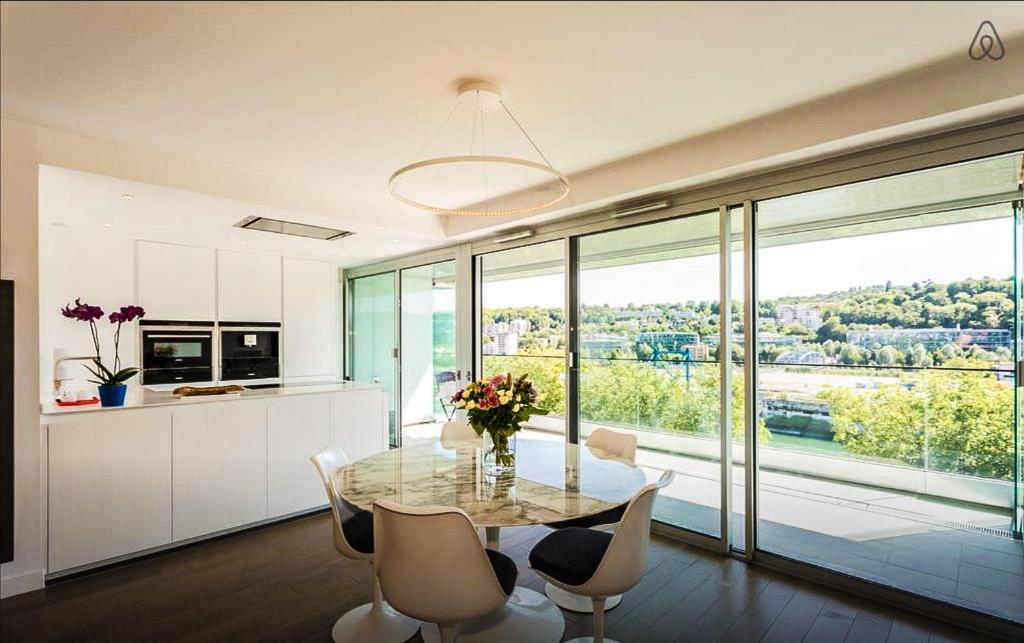 A kitchen or kitchenette at Vue sur Seine Musicale