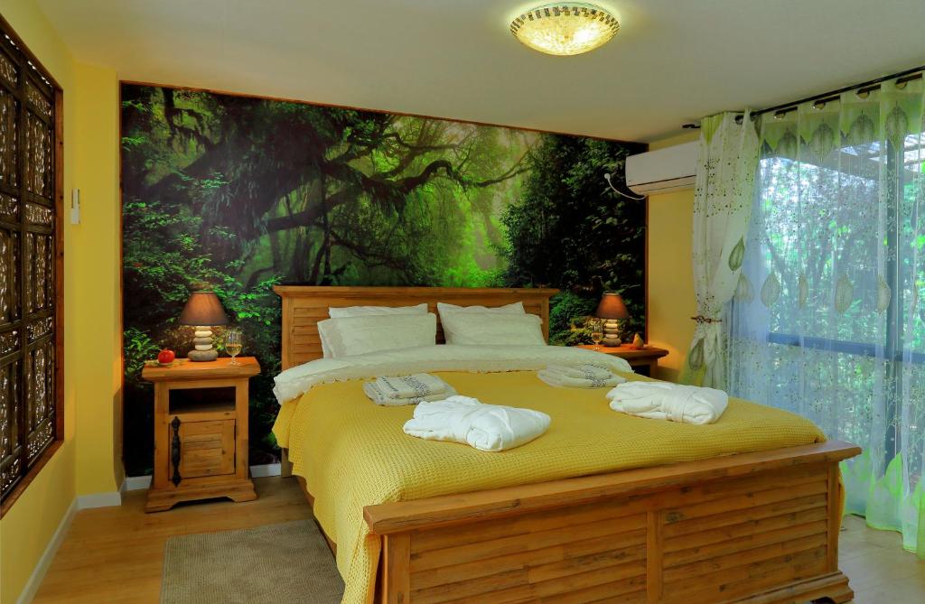 Cama ou camas em um quarto em The Rose Trail