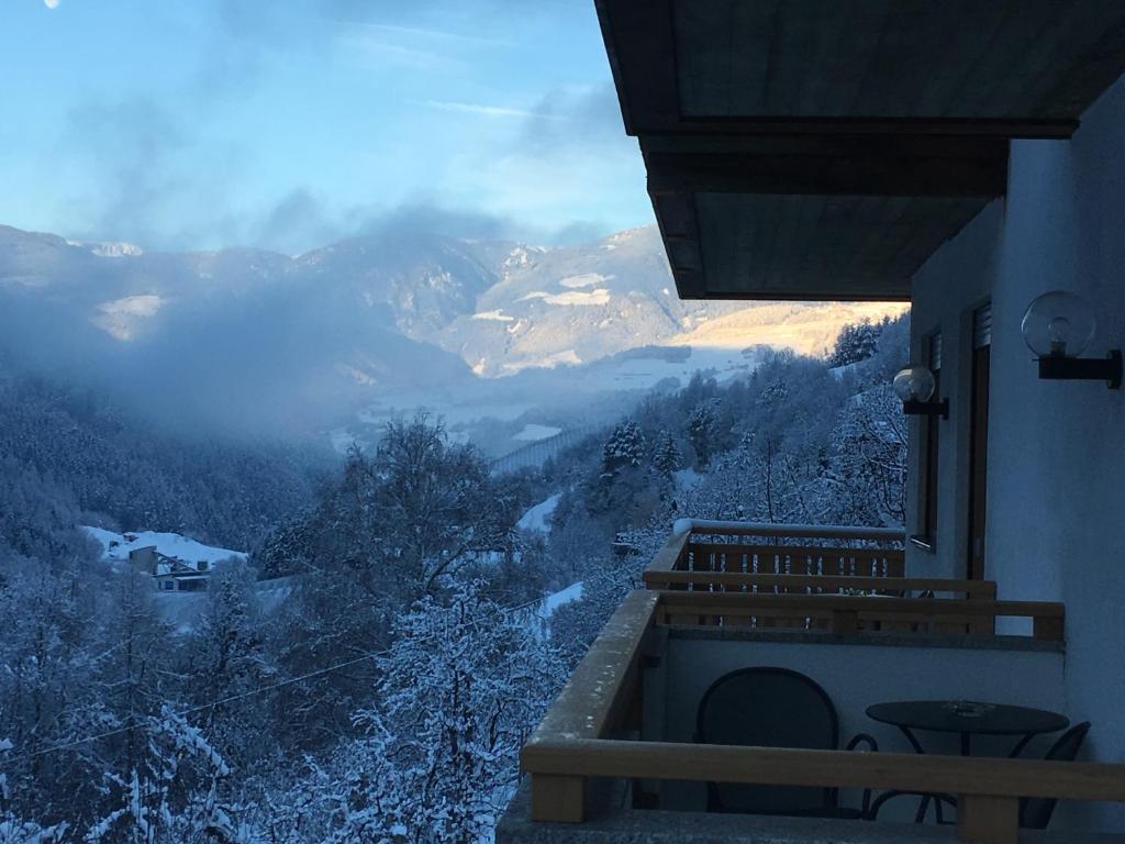 balkon z widokiem na pokrytą śniegiem górę w obiekcie Gasthof Mittermühl w mieście Funes