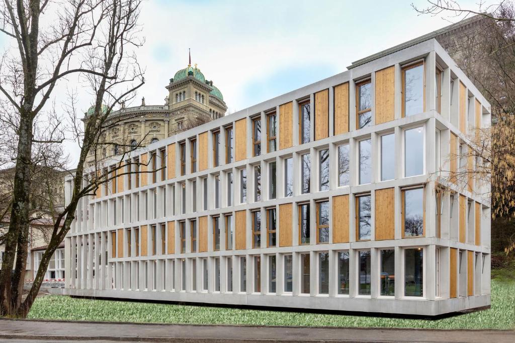 een groot wit gebouw met ramen voor een gebouw bij Bern Youth Hostel in Bern