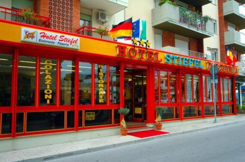 un hotel sentado al lado de una calle en Hotel Stiefel, en Lignano Sabbiadoro