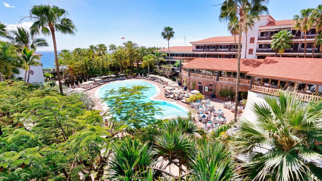 The swimming pool at or close to Hotel Parque Tropical