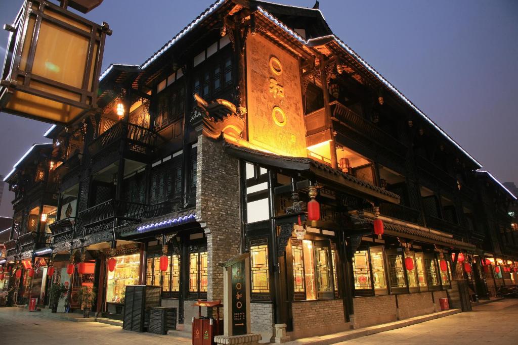 un edificio con un cartello sul lato di Buddha Zen Hotel a Chengdu