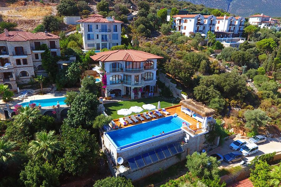 z góry widok na dom z basenem w obiekcie Hotel Marsala w Kaş