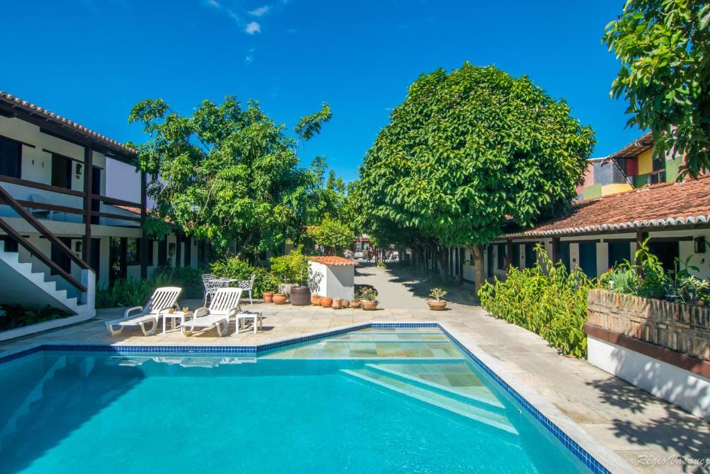 uma piscina em frente a uma casa em Pousada Sao Luiz em Porto Seguro