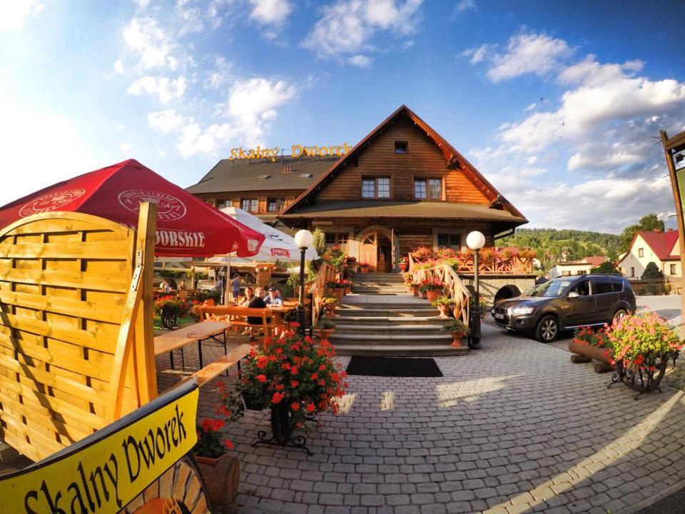 un edificio con mesas y sillas frente a un edificio en Skalny Dworek, en Brenna